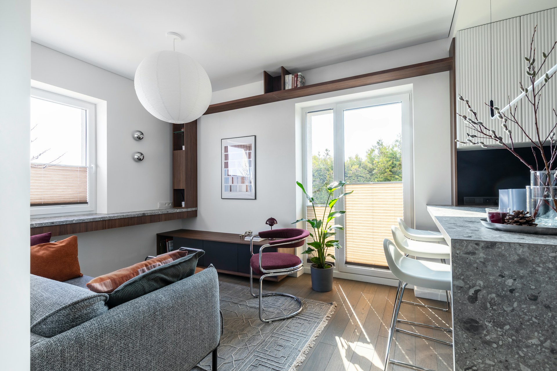Jasny salon z roślinami i wyjściem na balkon